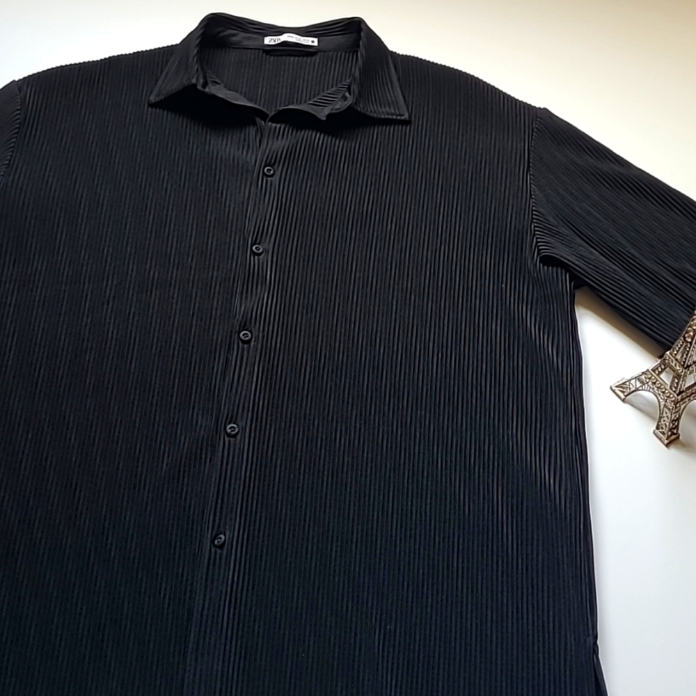 ZARA Black Short Sleeve Men's Button Down Shirt - Size XL. It fits like XXL